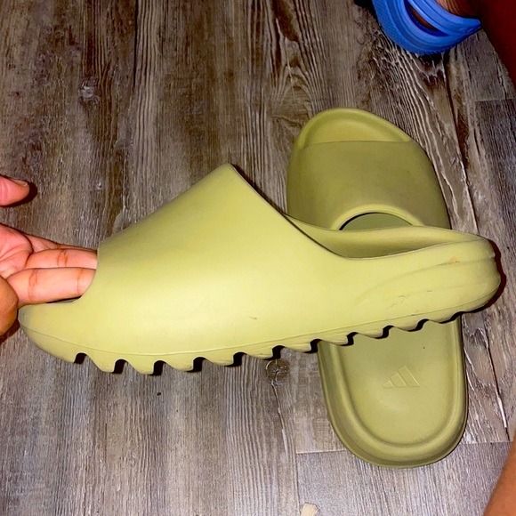 YEEZY SLIDES